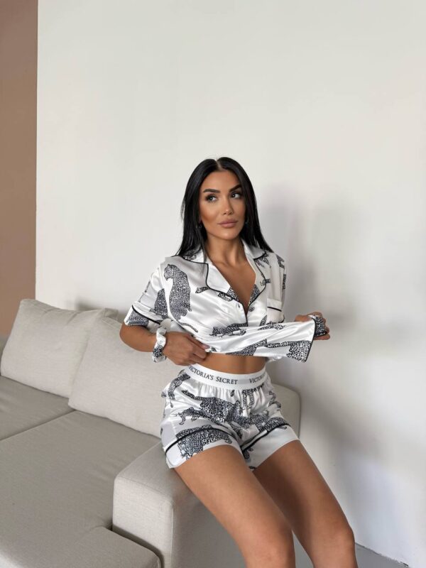ipek saten zebra desenli beyaz şortlu takım