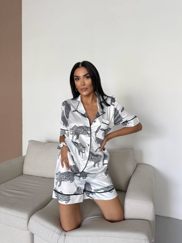 ipek saten zebra desenli beyaz şortlu takım