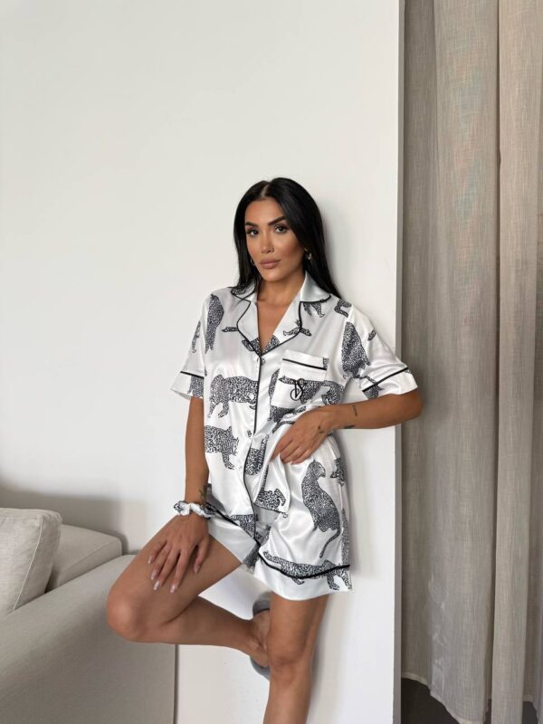ipek saten zebra desenli beyaz şortlu takım